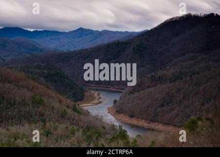 BRYSON CITY, NORTH CAROLINA - CA. DEZEMBER 2019: Blick auf den Tuckasegee River und die Berge vom Lakeview Drive in der Nähe von Bryson City, im Smoky Mo Stockfoto