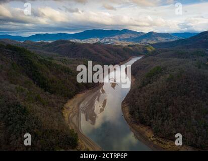 BRYSON CITY, NORTH CAROLINA - CA. DEZEMBER 2019: Blick auf den Tuckasegee River und die Berge vom Lakeview Drive in der Nähe von Bryson City, im Smoky Mo Stockfoto