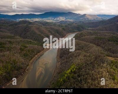 BRYSON CITY, NORTH CAROLINA - CA. DEZEMBER 2019: Blick auf den Tuckasegee River und die Berge vom Lakeview Drive in der Nähe von Bryson City, im Smoky Mo Stockfoto