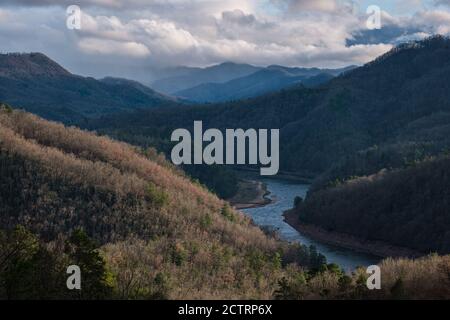 BRYSON CITY, NORTH CAROLINA - CA. DEZEMBER 2019: Blick auf den Tuckasegee River und die Berge vom Lakeview Drive in der Nähe von Bryson City, im Smoky Mo Stockfoto