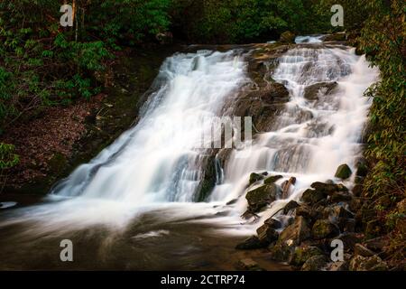 BRYSON CITY, NORTH CAROLINA - CA. DEZEMBER 2019: Indian Creek Wasserfall im Smoky Mountains National Park in North Carolina. Stockfoto