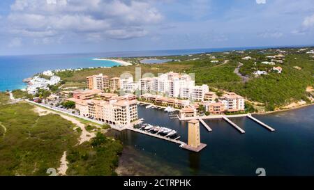 Luftaufnahme der karibischen Insel Sint maarten /Saint Martin. Maho und cupecoy Stadtbild auf St. maarten Stockfoto