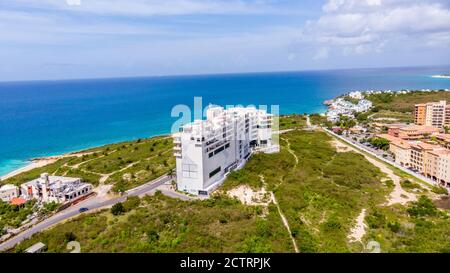 Luftaufnahme der karibischen Insel Sint maarten /Saint Martin. Maho und cupecoy Stadtbild auf St. maarten Stockfoto