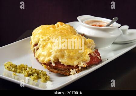 Pastrami-Sandwich mit Käseauflage und Rosésauce Stockfoto