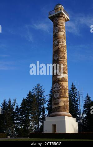 Historisches Wahrzeichen in Astoria Oregon, bekannt als die Astoria Säule, die das Leben der Ureinwohner Amerikas darstellt Stockfoto