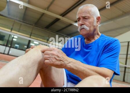 Mann, der an einer Knieverletzung leidet Stockfoto