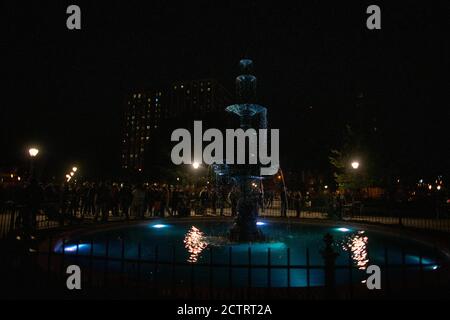 Richmond, Virginia, USA. September 2020. Demonstranten versammeln sich am Mittwoch, den 23. September 2020 in Richmond, VA, am Brunnen im Monroe Park. Der Monroe Park war nach der Ermordung von George Floyd durch die Polizei am 25. Mai 2020 den ganzen Sommer hindurch ein Schauplatz für Proteste. Quelle: John C. Clark/ZUMA Wire/Alamy Live News Stockfoto