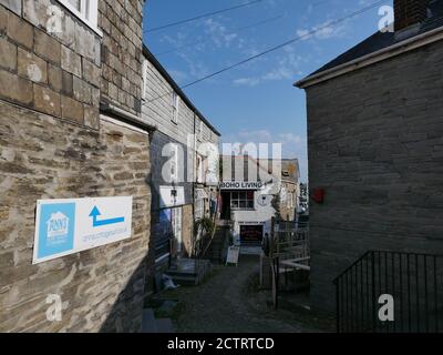 Padstow ist eine Stadt, Bürgergemeinde und Fischerhafen an der Nordküste von Cornwall. England, Vereinigtes Königreich.die Stadt liegt am Westufer des Flusses Camel Mündung etwa 5 Meilen nordwestlich von Wadebridge, 10 Meilen nordwestlich von Bodwin und 10 Meilen nordöstlich von Newquay. Eine Top-Attraktion ist Rick Steins Cafe, es ist ein modernes Seafood Cafe, das einfache Fischgerichte für die ganze Familie bietet. Es ist ein freundliches Cafe mit atmosphärischem kornischem Charme. Die Lunch- und Dinner-Menüs sind lokale frische Meeresfrüchte. Stockfoto