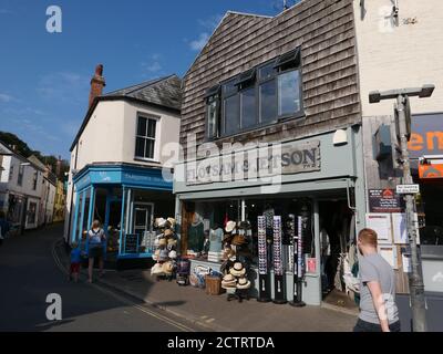 Padstow ist eine Stadt, Bürgergemeinde und Fischerhafen an der Nordküste von Cornwall. England, Vereinigtes Königreich.die Stadt liegt am Westufer des Flusses Camel Mündung etwa 5 Meilen nordwestlich von Wadebridge, 10 Meilen nordwestlich von Bodwin und 10 Meilen nordöstlich von Newquay. Eine Top-Attraktion ist Rick Steins Cafe, es ist ein modernes Seafood Cafe, das einfache Fischgerichte für die ganze Familie bietet. Es ist ein freundliches Cafe mit atmosphärischem kornischem Charme. Die Lunch- und Dinner-Menüs sind lokale frische Meeresfrüchte. Stockfoto