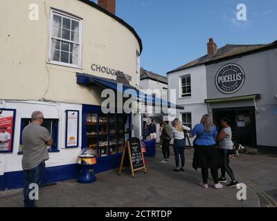 Padstow ist eine Stadt, Bürgergemeinde und Fischerhafen an der Nordküste von Cornwall. England, Vereinigtes Königreich.die Stadt liegt am Westufer des Flusses Camel Mündung etwa 5 Meilen nordwestlich von Wadebridge, 10 Meilen nordwestlich von Bodwin und 10 Meilen nordöstlich von Newquay. Eine Top-Attraktion ist Rick Steins Cafe, es ist ein modernes Seafood Cafe, das einfache Fischgerichte für die ganze Familie bietet. Es ist ein freundliches Cafe mit atmosphärischem kornischem Charme. Die Lunch- und Dinner-Menüs sind lokale frische Meeresfrüchte. Stockfoto