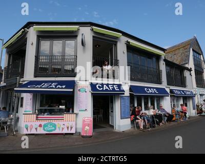 Padstow ist eine Stadt, Bürgergemeinde und Fischerhafen an der Nordküste von Cornwall. England, Vereinigtes Königreich.die Stadt liegt am Westufer des Flusses Camel Mündung etwa 5 Meilen nordwestlich von Wadebridge, 10 Meilen nordwestlich von Bodwin und 10 Meilen nordöstlich von Newquay. Eine Top-Attraktion ist Rick Steins Cafe, es ist ein modernes Seafood Cafe, das einfache Fischgerichte für die ganze Familie bietet. Es ist ein freundliches Cafe mit atmosphärischem kornischem Charme. Die Lunch- und Dinner-Menüs sind lokale frische Meeresfrüchte. Stockfoto