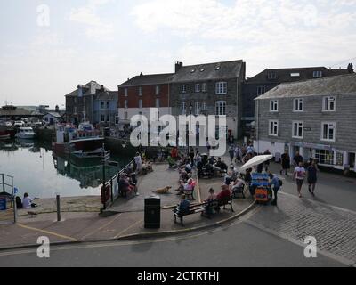 Padstow ist eine Stadt, Bürgergemeinde und Fischerhafen an der Nordküste von Cornwall. England, Vereinigtes Königreich.die Stadt liegt am Westufer des Flusses Camel Mündung etwa 5 Meilen nordwestlich von Wadebridge, 10 Meilen nordwestlich von Bodwin und 10 Meilen nordöstlich von Newquay. Eine Top-Attraktion ist Rick Steins Cafe, es ist ein modernes Seafood Cafe, das einfache Fischgerichte für die ganze Familie bietet. Es ist ein freundliches Cafe mit atmosphärischem kornischem Charme. Die Lunch- und Dinner-Menüs sind lokale frische Meeresfrüchte. Stockfoto