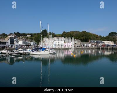 Padstow ist eine Stadt, Bürgergemeinde und Fischerhafen an der Nordküste von Cornwall. England, Vereinigtes Königreich.die Stadt liegt am Westufer des Flusses Camel Mündung etwa 5 Meilen nordwestlich von Wadebridge, 10 Meilen nordwestlich von Bodwin und 10 Meilen nordöstlich von Newquay. Eine Top-Attraktion ist Rick Steins Cafe, es ist ein modernes Seafood Cafe, das einfache Fischgerichte für die ganze Familie bietet. Es ist ein freundliches Cafe mit atmosphärischem kornischem Charme. Die Lunch- und Dinner-Menüs sind lokale frische Meeresfrüchte. Stockfoto