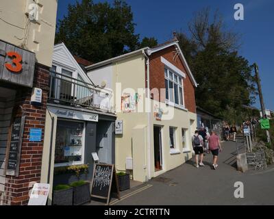 Padstow ist eine Stadt, Bürgergemeinde und Fischerhafen an der Nordküste von Cornwall. England, Vereinigtes Königreich.die Stadt liegt am Westufer des Flusses Camel Mündung etwa 5 Meilen nordwestlich von Wadebridge, 10 Meilen nordwestlich von Bodwin und 10 Meilen nordöstlich von Newquay. Eine Top-Attraktion ist Rick Steins Cafe, es ist ein modernes Seafood Cafe, das einfache Fischgerichte für die ganze Familie bietet. Es ist ein freundliches Cafe mit atmosphärischem kornischem Charme. Die Lunch- und Dinner-Menüs sind lokale frische Meeresfrüchte. Stockfoto