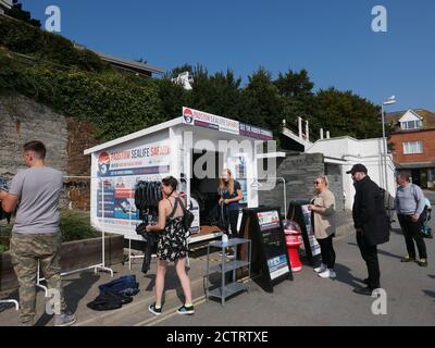 Padstow ist eine Stadt, Bürgergemeinde und Fischerhafen an der Nordküste von Cornwall. England, Vereinigtes Königreich.die Stadt liegt am Westufer des Flusses Camel Mündung etwa 5 Meilen nordwestlich von Wadebridge, 10 Meilen nordwestlich von Bodwin und 10 Meilen nordöstlich von Newquay. Eine Top-Attraktion ist Rick Steins Cafe, es ist ein modernes Seafood Cafe, das einfache Fischgerichte für die ganze Familie bietet. Es ist ein freundliches Cafe mit atmosphärischem kornischem Charme. Die Lunch- und Dinner-Menüs sind lokale frische Meeresfrüchte. Stockfoto