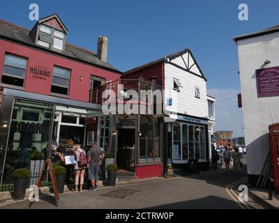Padstow ist eine Stadt, Bürgergemeinde und Fischerhafen an der Nordküste von Cornwall. England, Vereinigtes Königreich.die Stadt liegt am Westufer des Flusses Camel Mündung etwa 5 Meilen nordwestlich von Wadebridge, 10 Meilen nordwestlich von Bodwin und 10 Meilen nordöstlich von Newquay. Eine Top-Attraktion ist Rick Steins Cafe, es ist ein modernes Seafood Cafe, das einfache Fischgerichte für die ganze Familie bietet. Es ist ein freundliches Cafe mit atmosphärischem kornischem Charme. Die Lunch- und Dinner-Menüs sind lokale frische Meeresfrüchte. Stockfoto