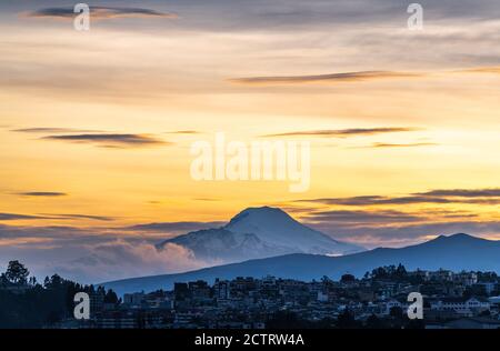 Vulkan Cayambe bei Sonnenaufgang, Quito, Ecuador. Stockfoto