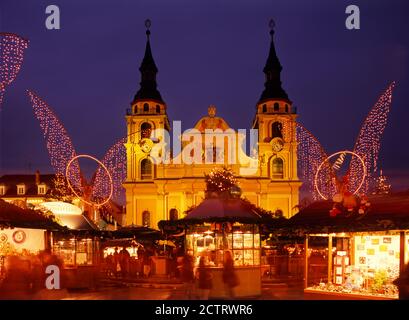 Ludwigsburg: Barocker weihnachtsmarkt auf Marktplatz, vor der lutherischen Pfarrkirche, Baden-Württemberg, Deutschland Stockfoto