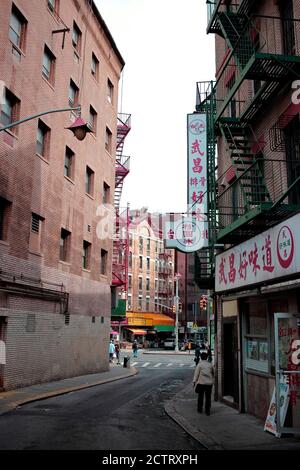 Frau in einer leeren Straße in Chinatown, NYC Stockfoto