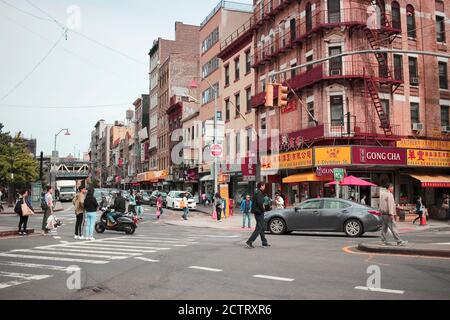 Menschen und Verkehr an einem Frühlingsnachmittag in Chinatown, NYC Stockfoto