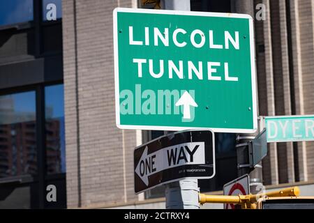 Richtungsschild: 'LINCOLN TUNNEL', der den Verkehr bis zur Ausfahrt Manhattan führt Stockfoto