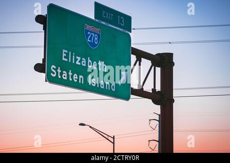 Schild New Jersey Turnpike Abfahrt 13; zur Interstate 278 in Richtung Elizabeth und Staten Island. Stockfoto