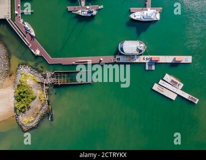 Luftaufnahme durch kleine Gruppe von Segelbooten in einem marina sonnigen Sommertag Stockfoto