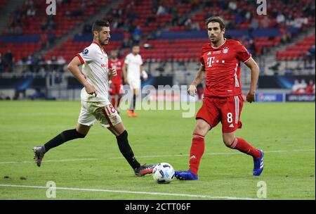 Budapest, Ungarn. 21. Sep, 2020. firo: 24.09.2020 Fußball, Fußball UEFA Super Cup 2020 FC Bayern München München München München - Sevilla FC 2: 1 NV Duels, Duell, FCB Javi Martínez, Martinez, SFC Escudero, Verwendung weltweit Kredit: dpa/Alamy Live News Stockfoto