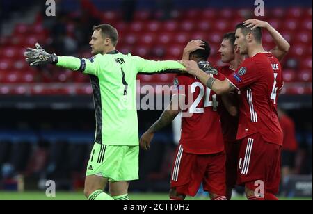 Budapest, Ungarn. 24. Sep, 2020. firo: 24.09.2020 Fußball, Fußball UEFA Super Cup 2020 FC Bayern München München München - Sevilla FC 2: 1 NV FCB Torwart, Torhüter, Torwart, Manuel Neuer, Endjubel, Jubel, Klatschen, Wellen, Geste, Geste, FCB Niklas Sule, Suele, FCB Corentin Tolisso, FCB Benjamin Pavard, (Nutzung weltweit Credit: dpa/Alamy Live News Stockfoto