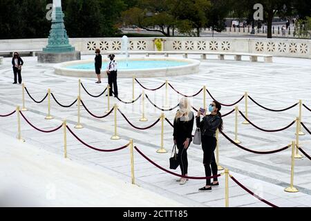 Washington. September 2020. Tiffany Trump, zweite von rechts, respektiert, wie Richter Ruth Bader Ginsburg am Donnerstag, den 24 2020. September, in Washington unter dem Portico auf der obersten Treppe des Gebäudes des Obersten Gerichtshofs der USA in Ruhe liegt. Ginsburg, 87, starb am 18. September an Krebs. Quelle: Andrew Harnik/Pool via CNP Quelle: dpa/Alamy Live News Stockfoto