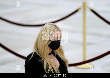 Washington. September 2020. Tiffany Trump zollt Respekt, als die Richterin Ruth Bader Ginsburg am Donnerstag, den 24 2020. September, in Washington unter dem Portico an der Spitze der vorderen Stufen des Gebäudes des Obersten Gerichtshofs der USA in Ruhe liegt. Ginsburg, 87, starb am 18. September an Krebs.Quelle: Andrew Harnik/Pool via CNP Quelle: dpa/Alamy Live News Stockfoto