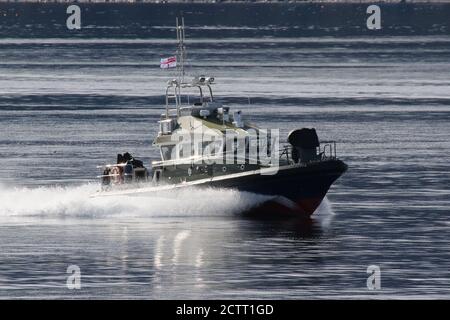 Mull, ein von der Royal Marines (43 Commando Fleet Protection Group) betriebener Start der Inselklasse, der Gourock auf dem Firth of Clyde passiert. Stockfoto