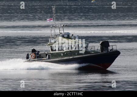 Mull, ein von der Royal Marines (43 Commando Fleet Protection Group) betriebener Start der Inselklasse, der Gourock auf dem Firth of Clyde passiert. Stockfoto