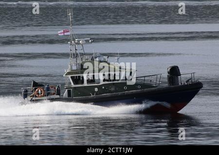 Mull, ein von der Royal Marines (43 Commando Fleet Protection Group) betriebener Start der Inselklasse, der Gourock auf dem Firth of Clyde passiert. Stockfoto