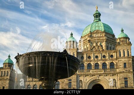 Parlamentsgebäude und Brunnen Victoria British Columbia. Ein Brunnen vor dem parlamentsgebäude in Victoria, British Columbia. Stockfoto