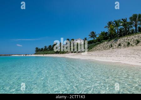 Tropische Meereslandschaft - Blick auf den Cabbage Beach (Paradise Island, Nassau, Bahamas). Stockfoto