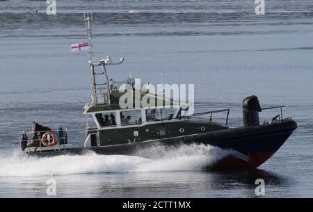 Mull, ein von der Royal Marines (43 Commando Fleet Protection Group) betriebener Start der Inselklasse, der Gourock auf dem Firth of Clyde passiert. Stockfoto