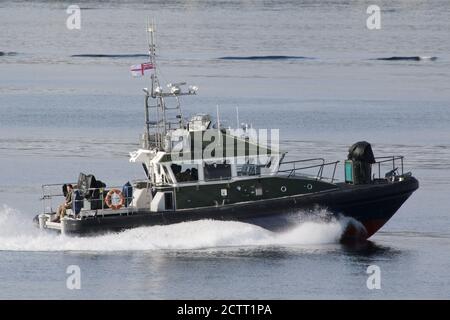 Mull, ein von der Royal Marines (43 Commando Fleet Protection Group) betriebener Start der Inselklasse, der Gourock auf dem Firth of Clyde passiert. Stockfoto