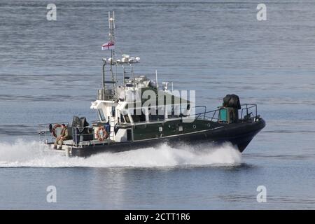 Mull, ein von der Royal Marines (43 Commando Fleet Protection Group) betriebener Start der Inselklasse, der Gourock auf dem Firth of Clyde passiert. Stockfoto