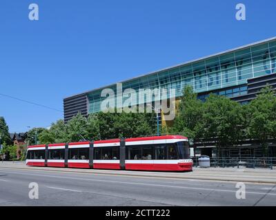 Toronto, Kanada - 8. Juli 2018: Blick auf den Campus der Universität von Toronto in der Innenstadt von seinem westlichen Eingang auf der Spadina Avenue. Stockfoto