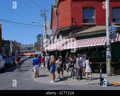 Toronto, Kanada - 8. Juli 2018: Kensington Market ist ein Netz von engen Straßen mit malerischen ethnischen Geschäften, die im Sommer beliebt ist. Stockfoto