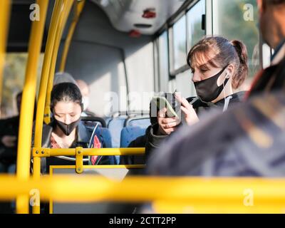 Moskau. Russland. September 24, 2020. Selektiver Fokus auf ein junges Mädchen in einer Schutzmaske in einem Stadtbus. Eine Schutzmaske befindet sich auf dem Gesicht des Beifahrers Stockfoto