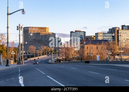 Am Morgen des 2020. Mai überquert ein Auto die Portage Bridge von Gatineau, Quebec nach Ottawa, Ontario. Regierung von Kanada Gebäude in Hull sind hinter gesehen Stockfoto