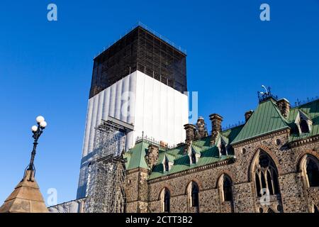 Mai 2020: Der East Block of Parliament Hill wird im Rahmen eines langfristigen Restaurierungsprojekts an den parlamentsgebäuden in der Canad errichtet Stockfoto