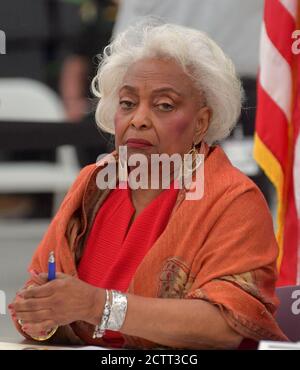 LAUDERHILL, FL – NOVEMBER 18: Dr. Brenda Snipes, Broward County Supervisorin der Wahlen, trägt ihr bestes rotes Kleid am Sonntag, rote Schuhe und ihre goldene Uhr und Diamantarmbänder, bekommt Applaus von den Leuten in ihrem Büro und sie umarmt sie und winkt dann auf Wiedersehen, als sie die Nachzählung aller Stimmen abschließt. Broward County hat nicht die Frist, dass einer seiner Canvasing Board Richter inoffiziell für 10 Uhr gesetzt Sonntag. Aber die Grafschaft machte die Frist, die zählte, und reichte seine offiziellen Nacherzählungsergebnisse eine Stunde oder so vor dem Mittag des Staates abgeschnitten. Gesehen hier beim Broward County Supervisor Stockfoto