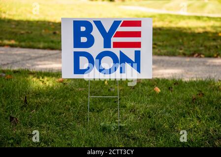 Ein Yard-Schild, das Joe Biden bei der Forderung nach Donald J. unterstützt Trump auf einem Kiez Rasen gegangen werden Stockfoto