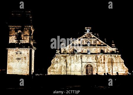 Barocke Kirchenfassade in den Philippinen Nachtsicht Stockfoto