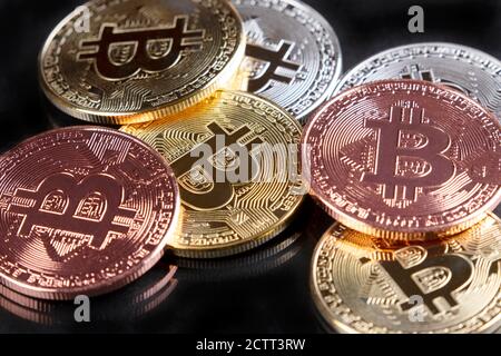 Nahaufnahme von Gold, Silber und Kupfer Bitcoins auf schwarzem Hintergrund Stockfoto