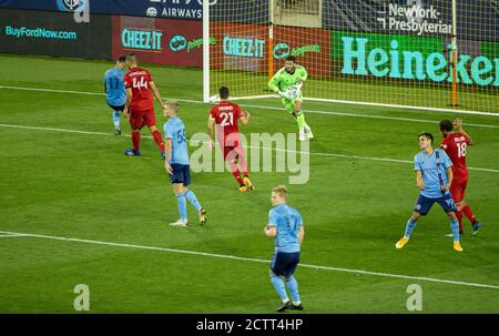 Harrison, NJ - 23. September 2020: Torwart Alex Bono (25) von Toronto FC spart während der regulären Saison MLS Spiel gegen NYCFC in der Red Bull Arena Stockfoto