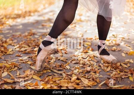 Pointe Schuhe an den Füßen einer Ballerina. Stockfoto